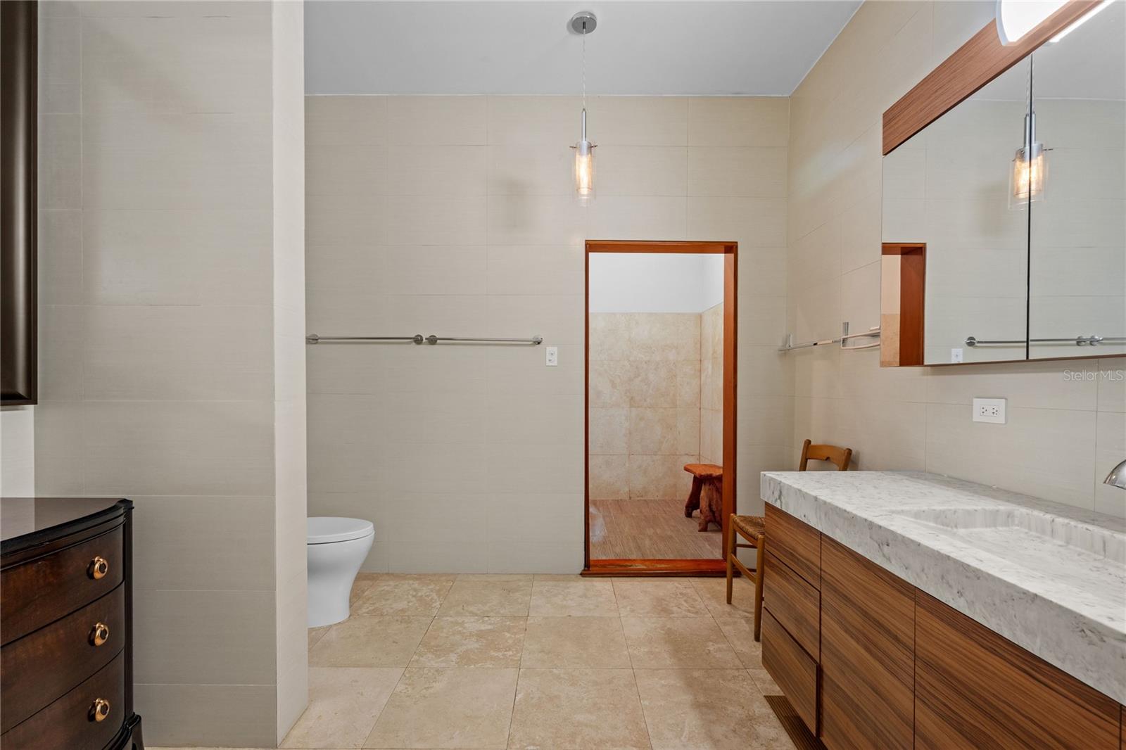 1215 CALLE LUCHETTI