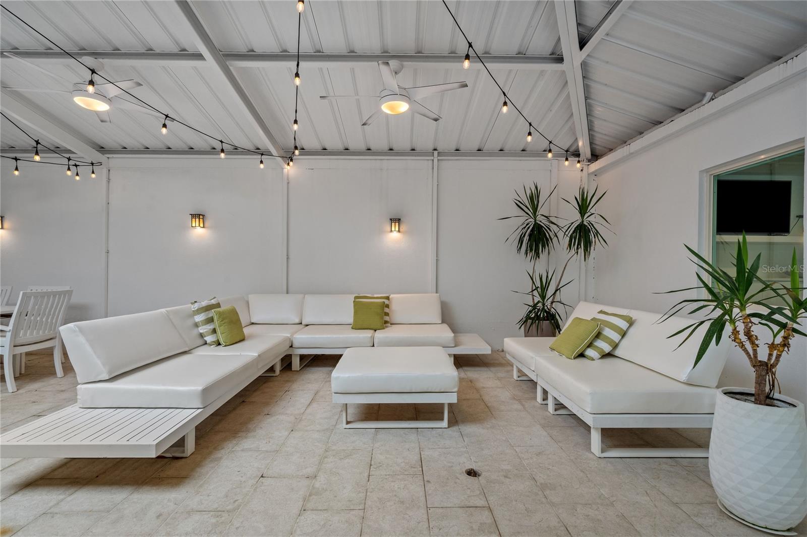 1215 CALLE LUCHETTI