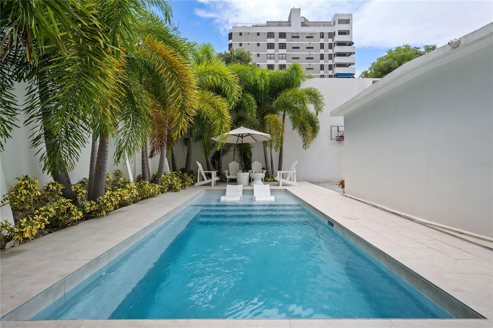 1215 CALLE LUCHETTI