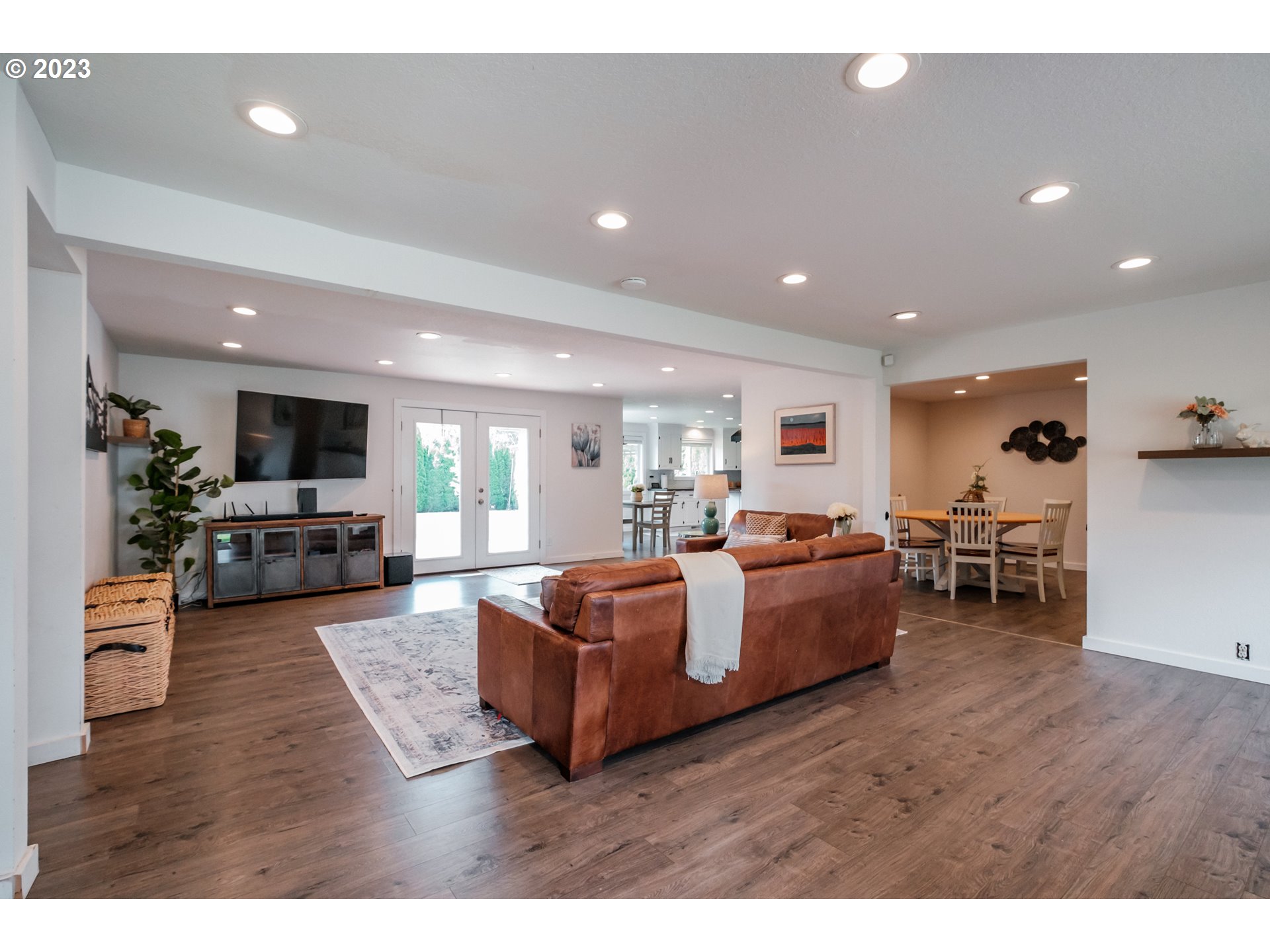 1916 MEADOWLARK DR
