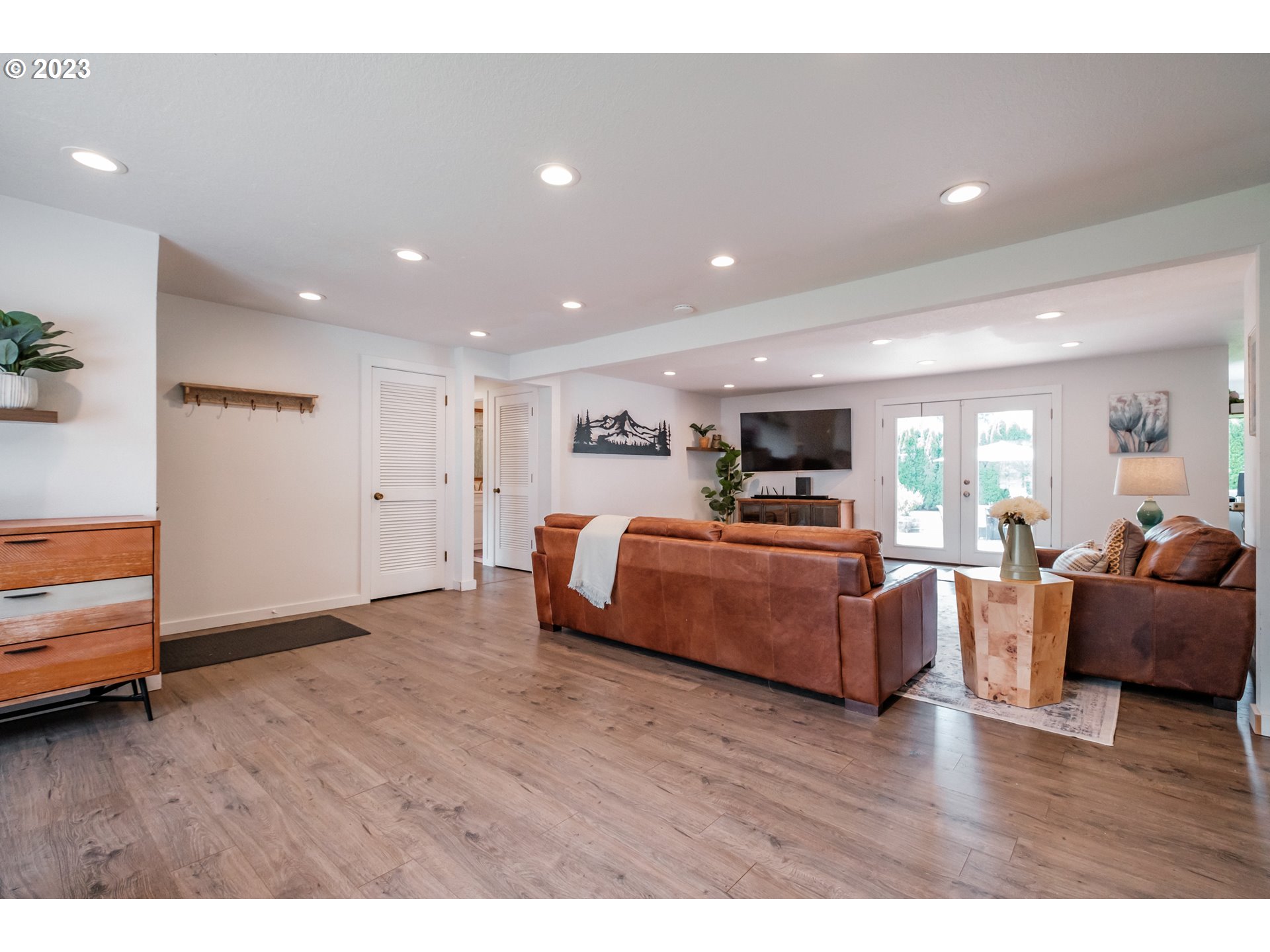 1916 MEADOWLARK DR