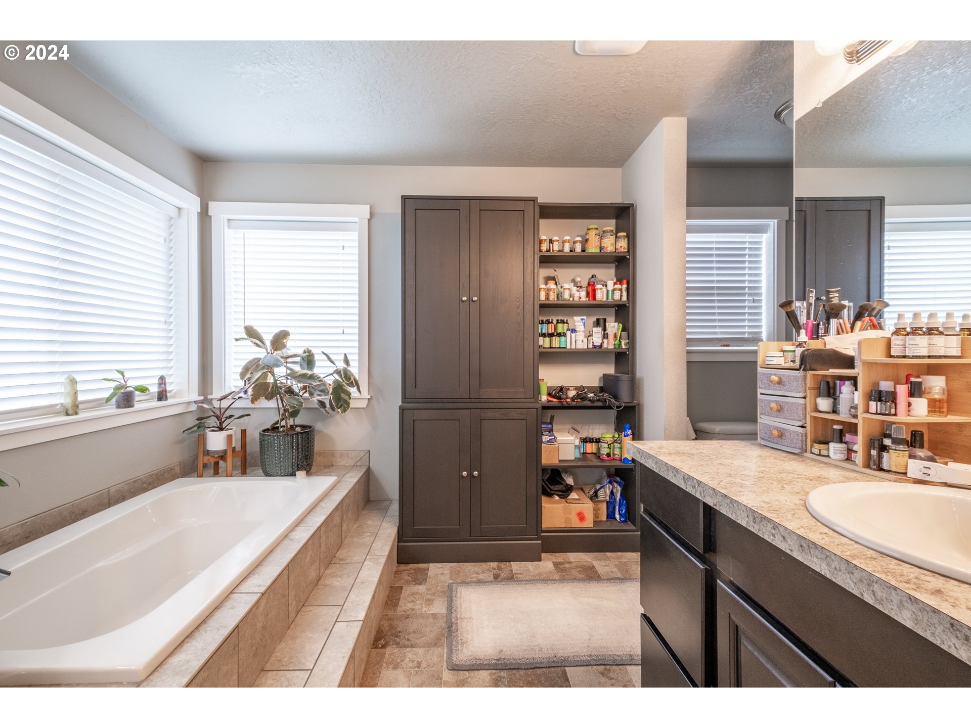 144 E JADON DR