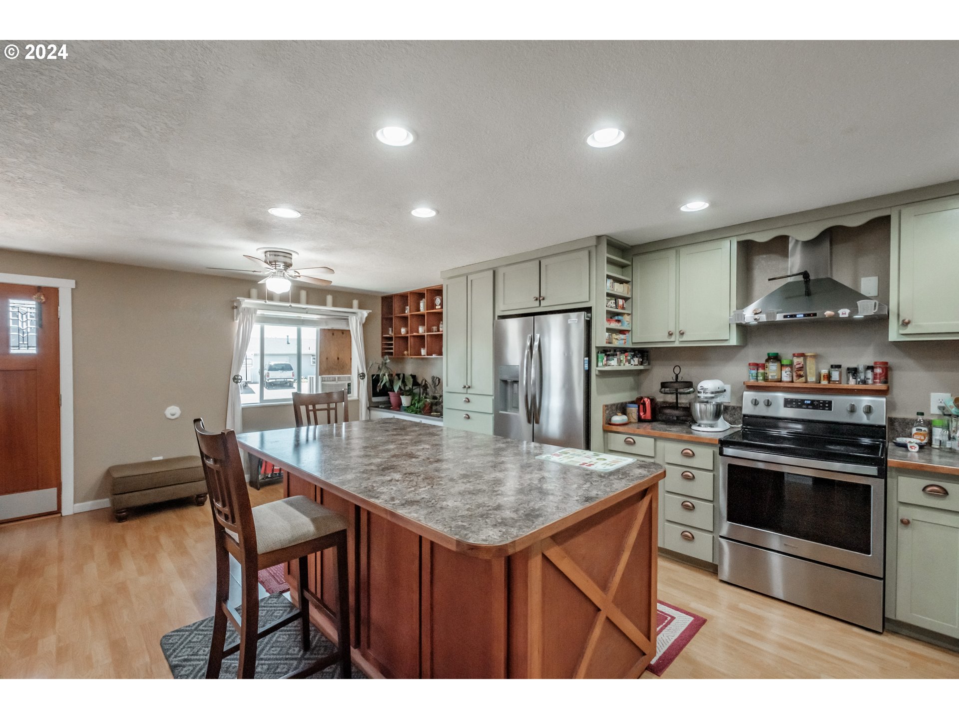 469 DELORES DR