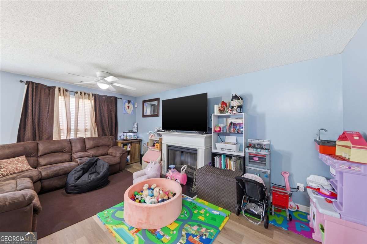 7222 Alicias Way