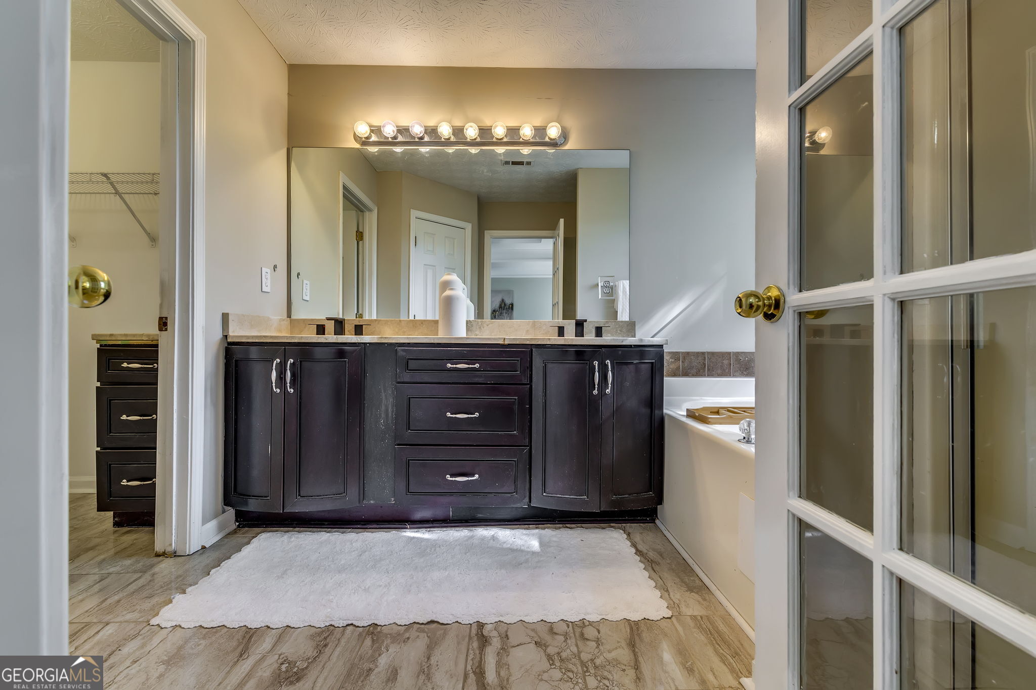 586 Ribbon Lane