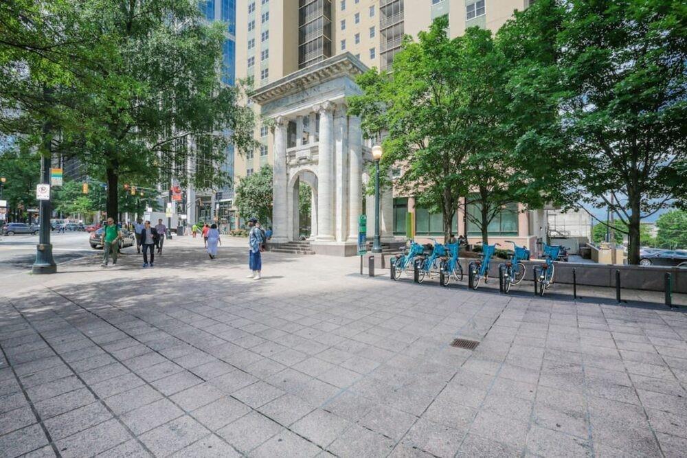 300 Peachtree Street NE Unit 6H