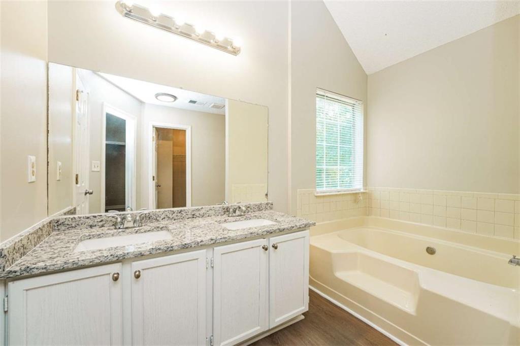 1594 Linksview Close