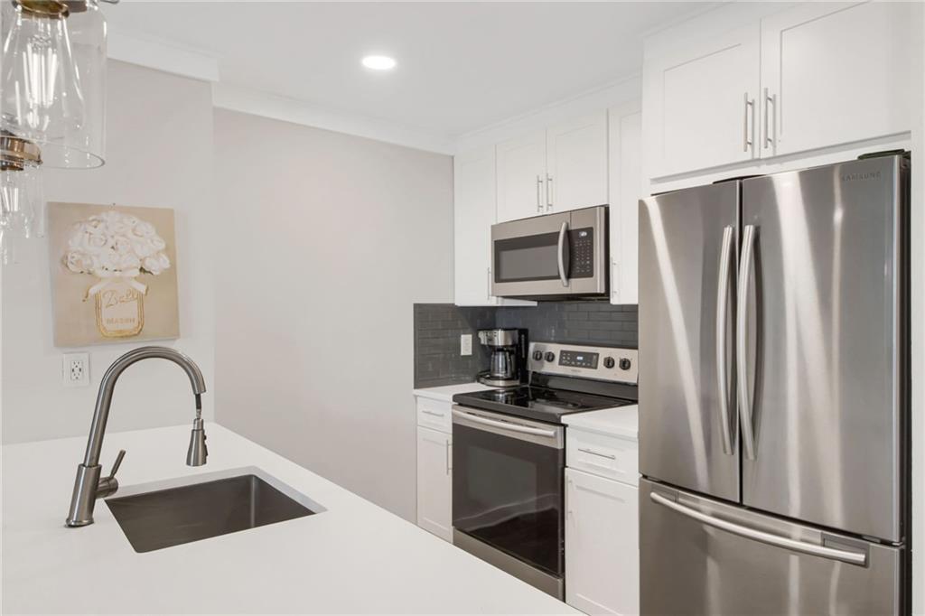 300 W Peachtree St 21 E W