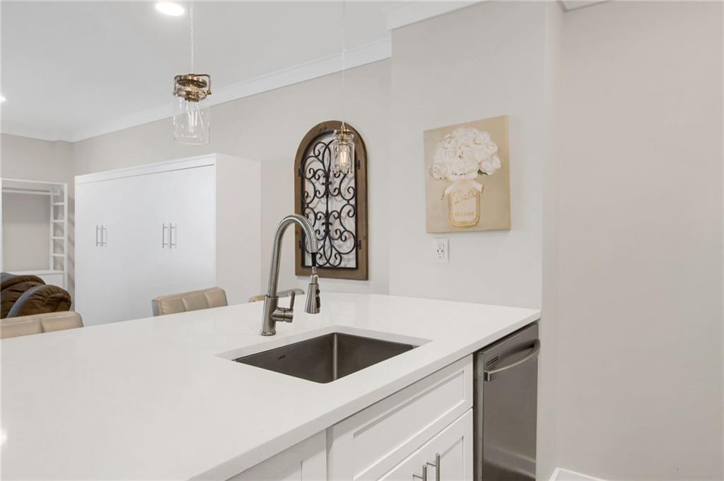 300 W Peachtree St 21 E W