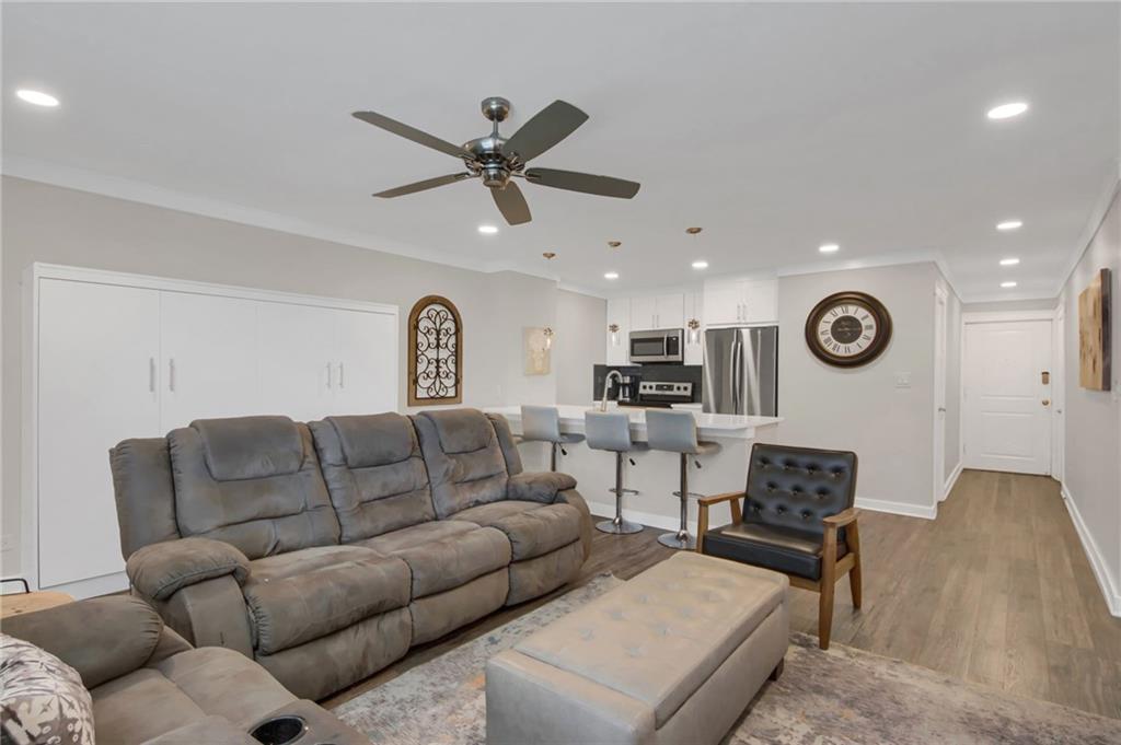 300 W Peachtree St 21 E W