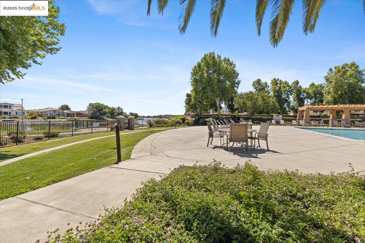 1273 Poplar Dr