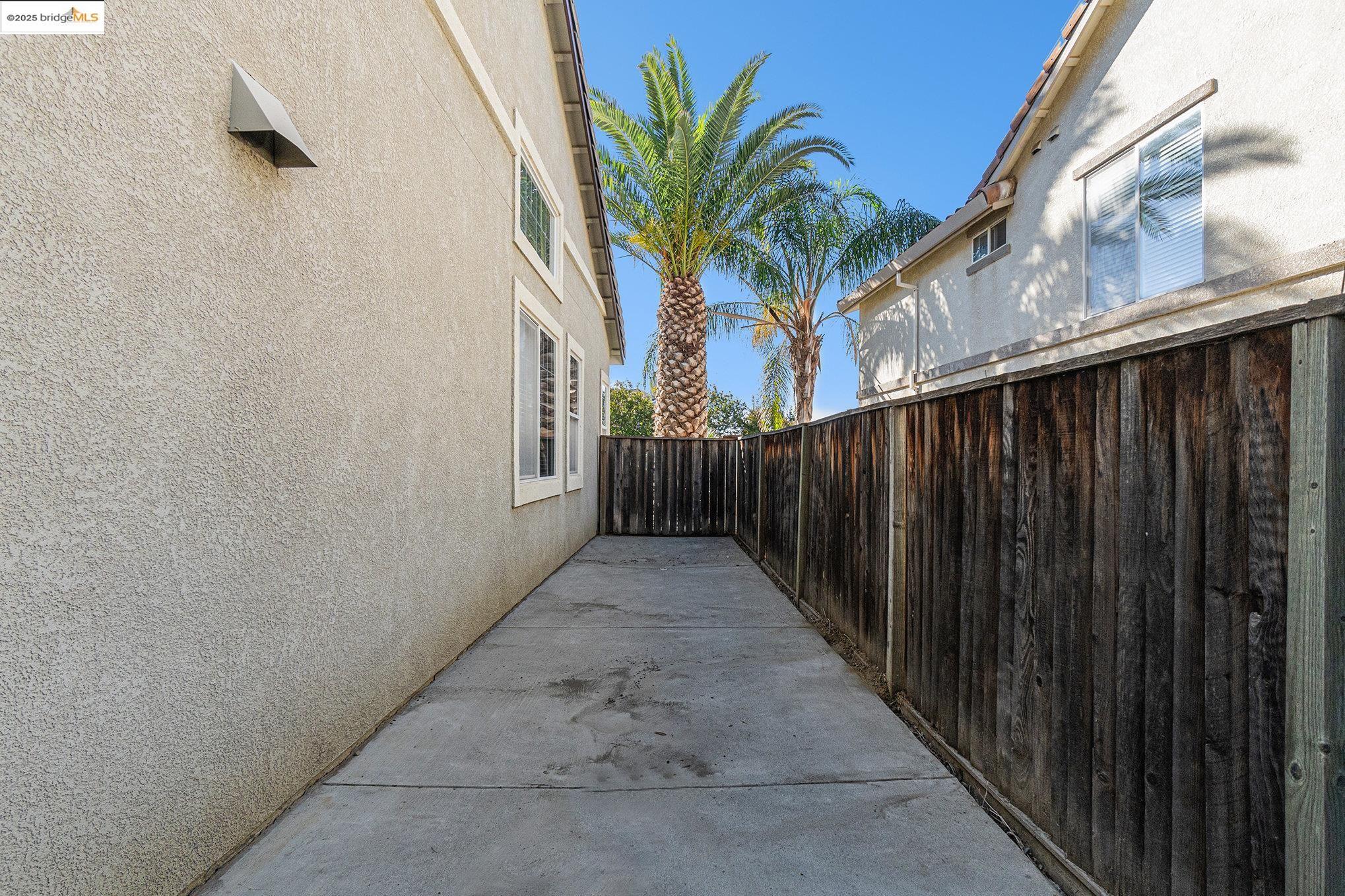 224 W Country Club Dr