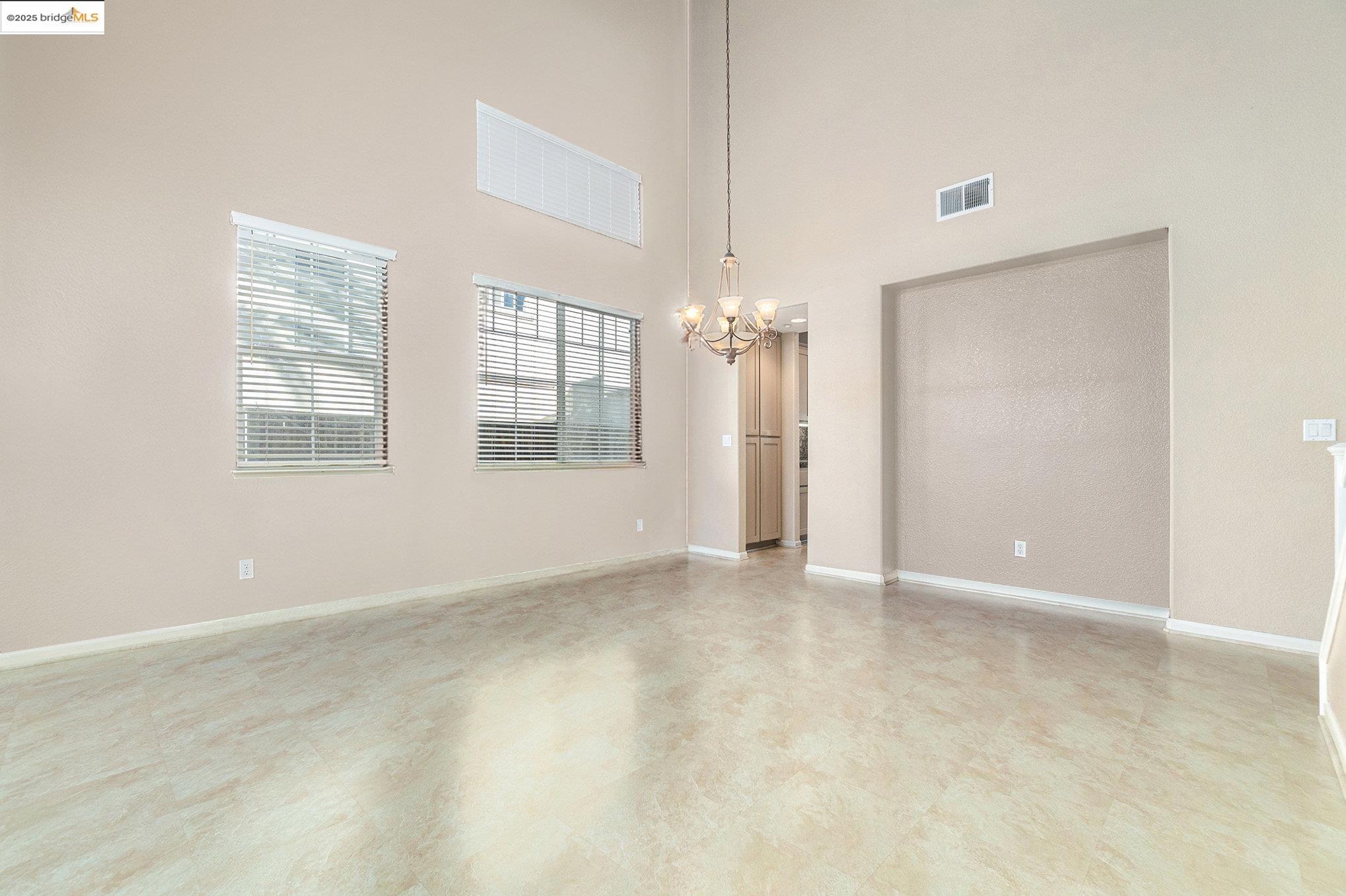 224 W Country Club Dr