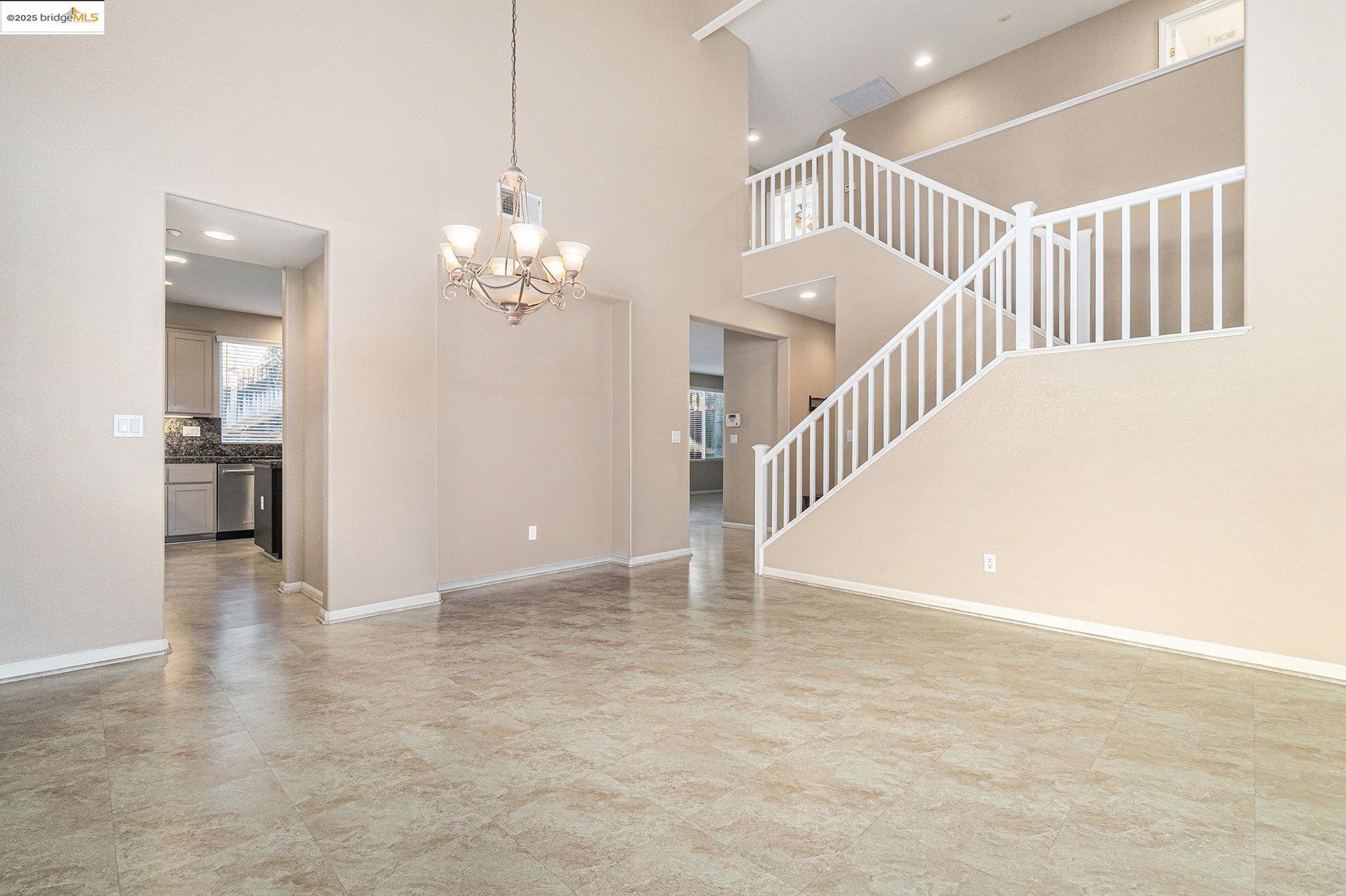 224 W Country Club Dr