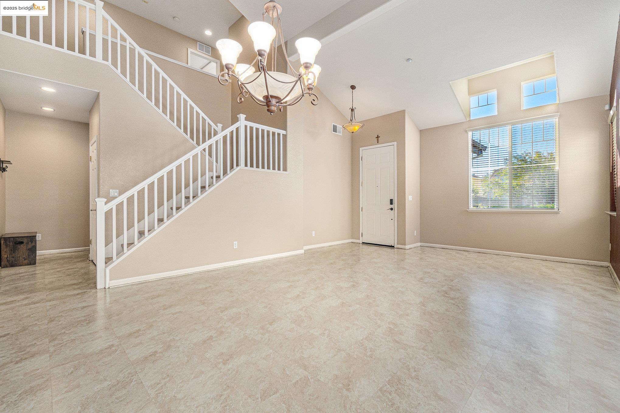 224 W Country Club Dr