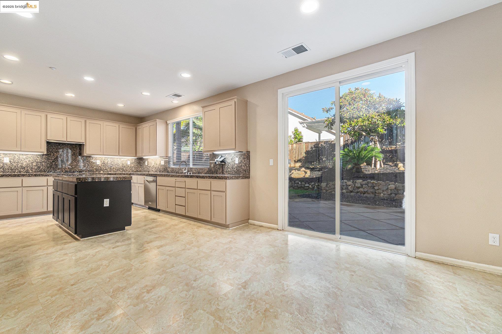 224 W Country Club Dr