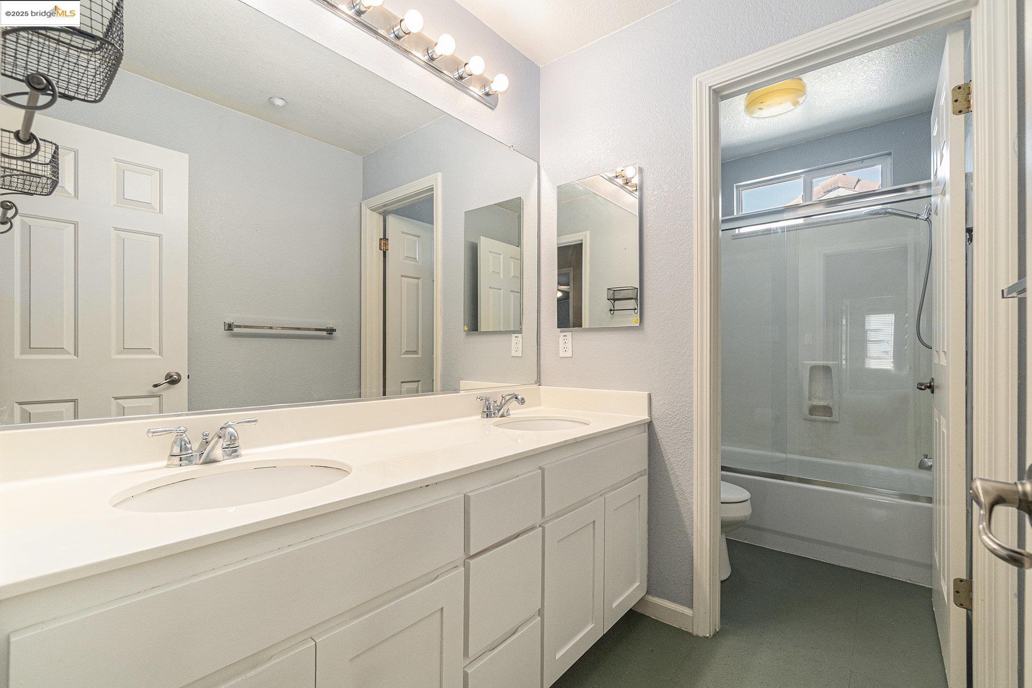 224 W Country Club Dr