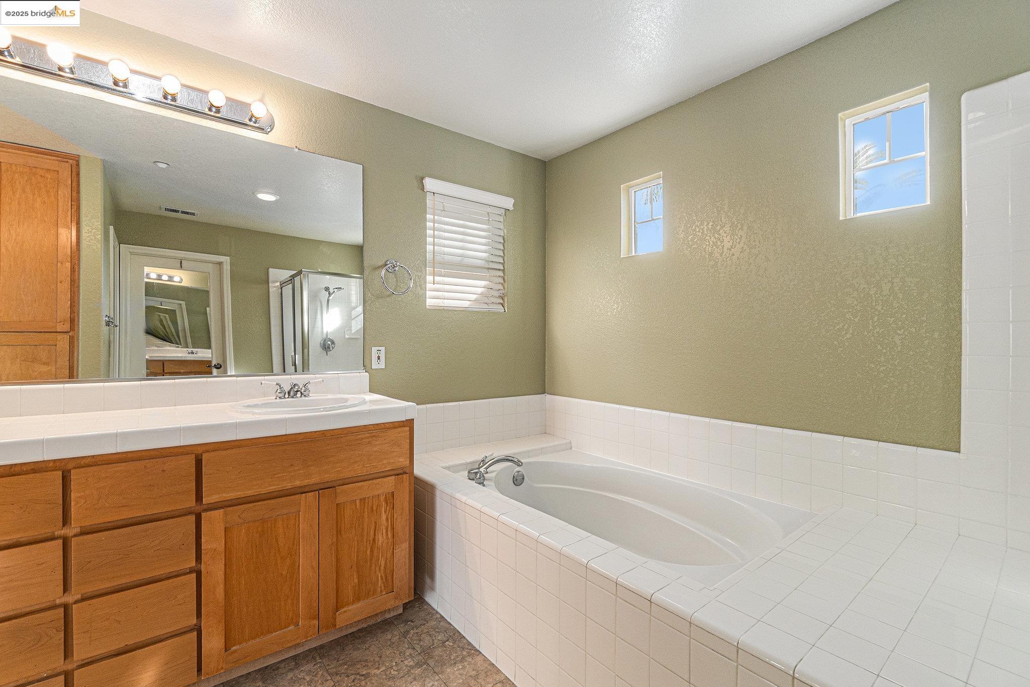 224 W Country Club Dr