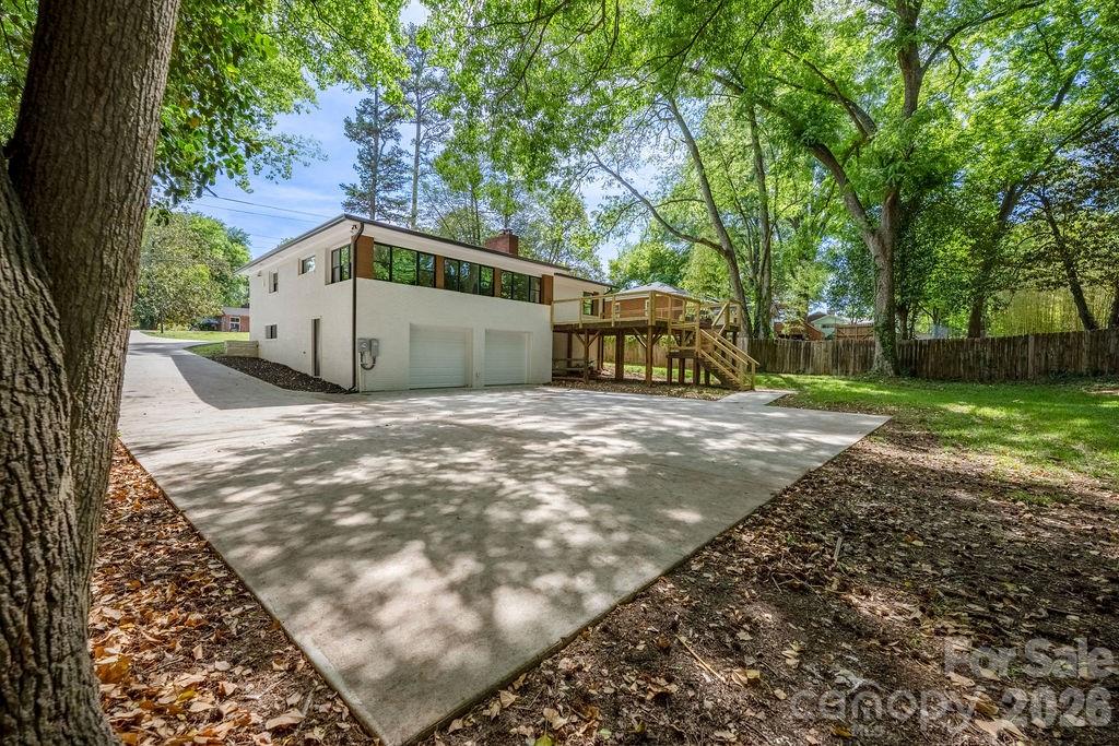 911 E Woodlawn Road