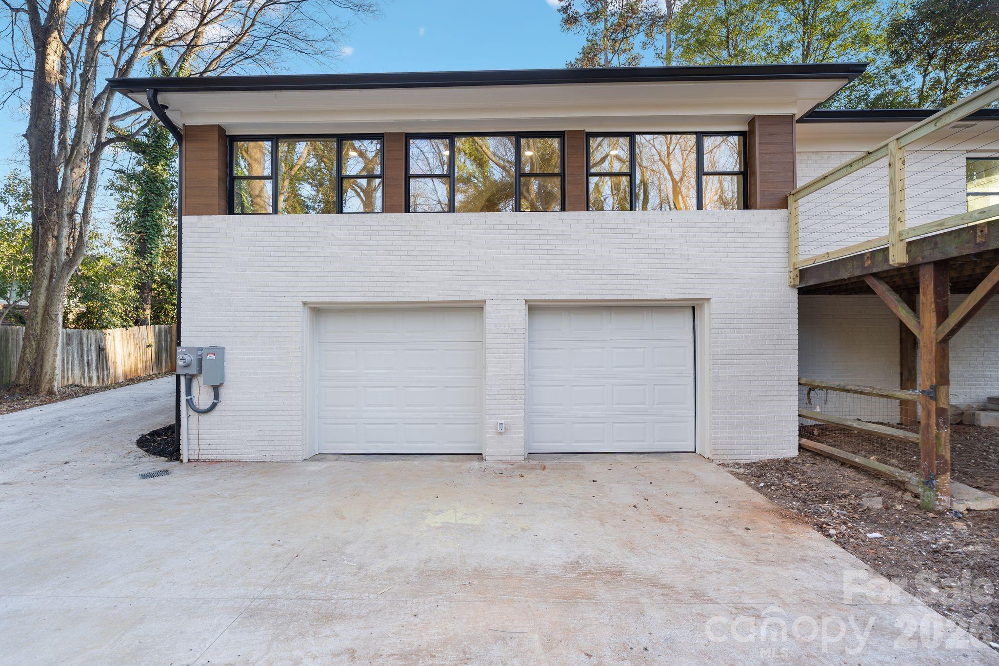 911 E Woodlawn Road