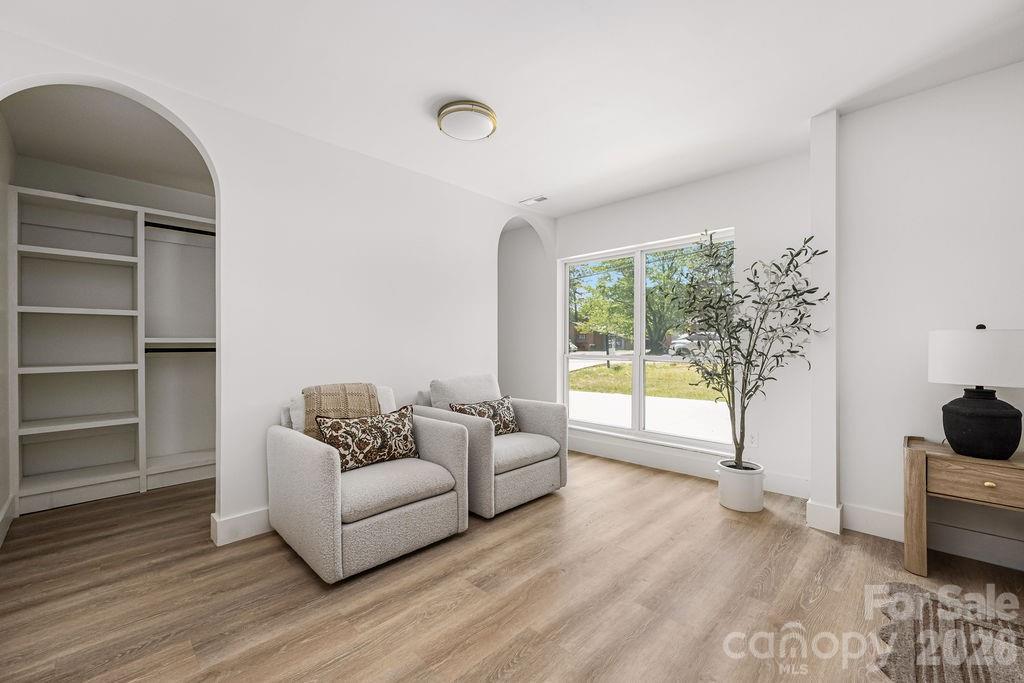 911 E Woodlawn Road
