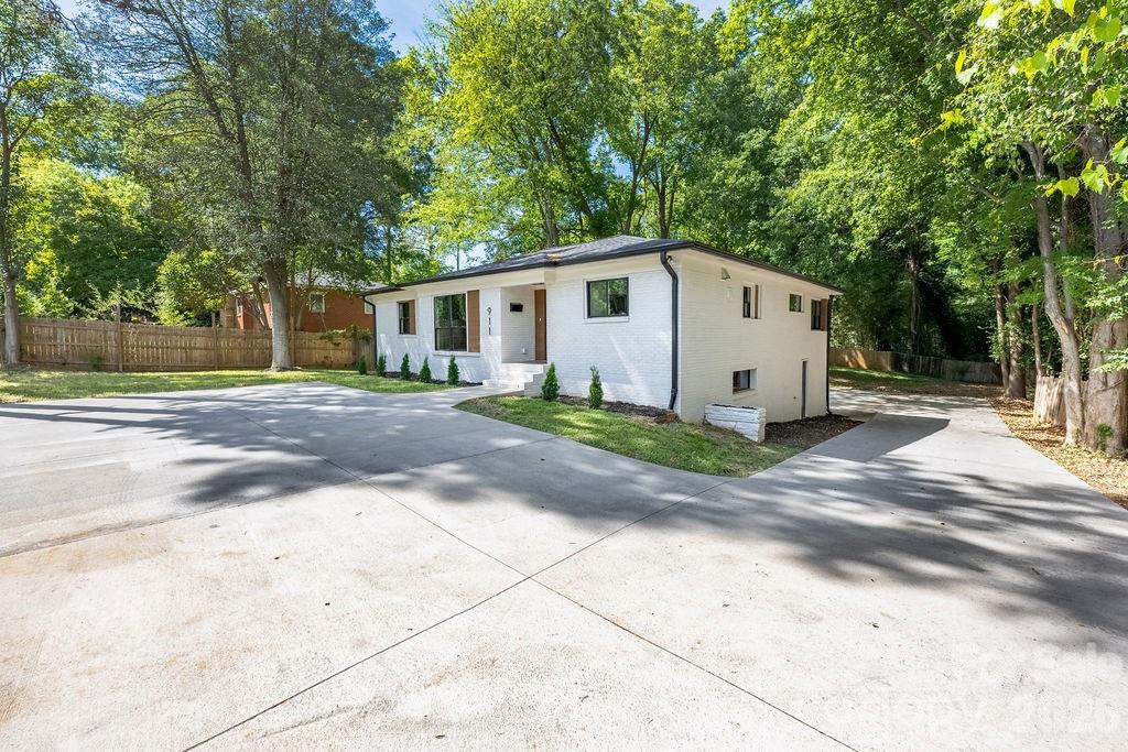 911 E Woodlawn Road