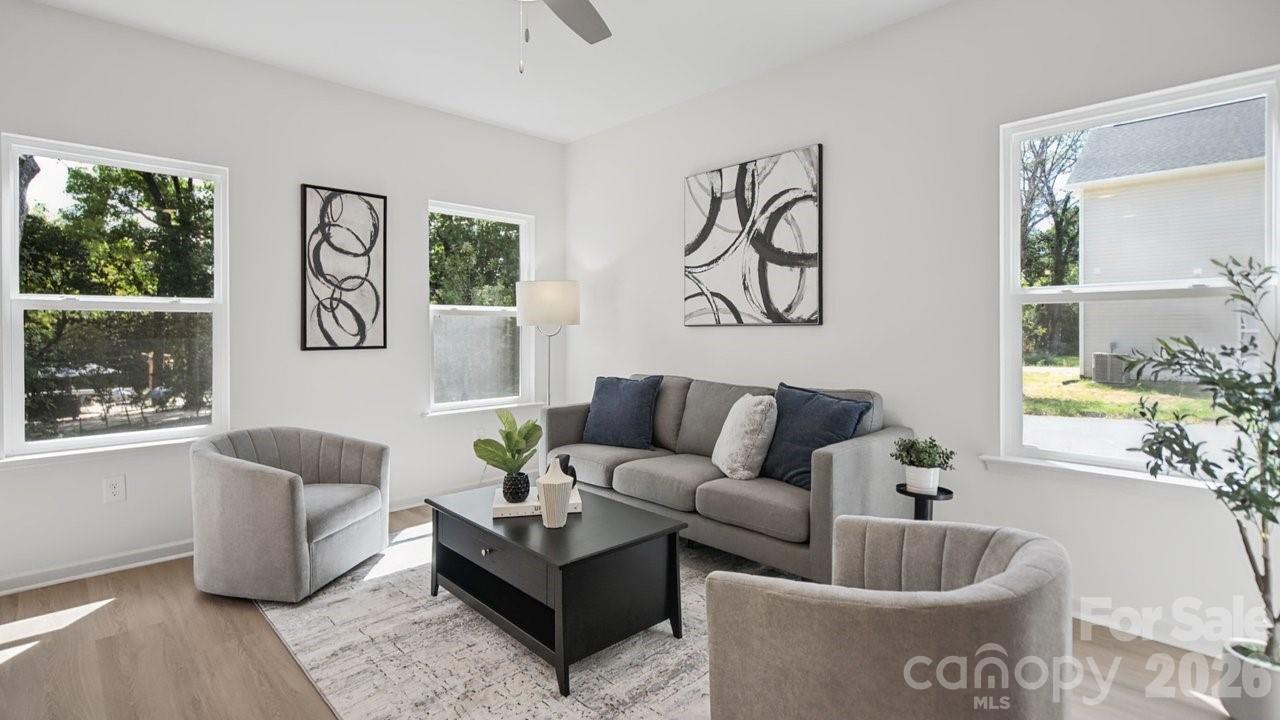 727 Key Street W
