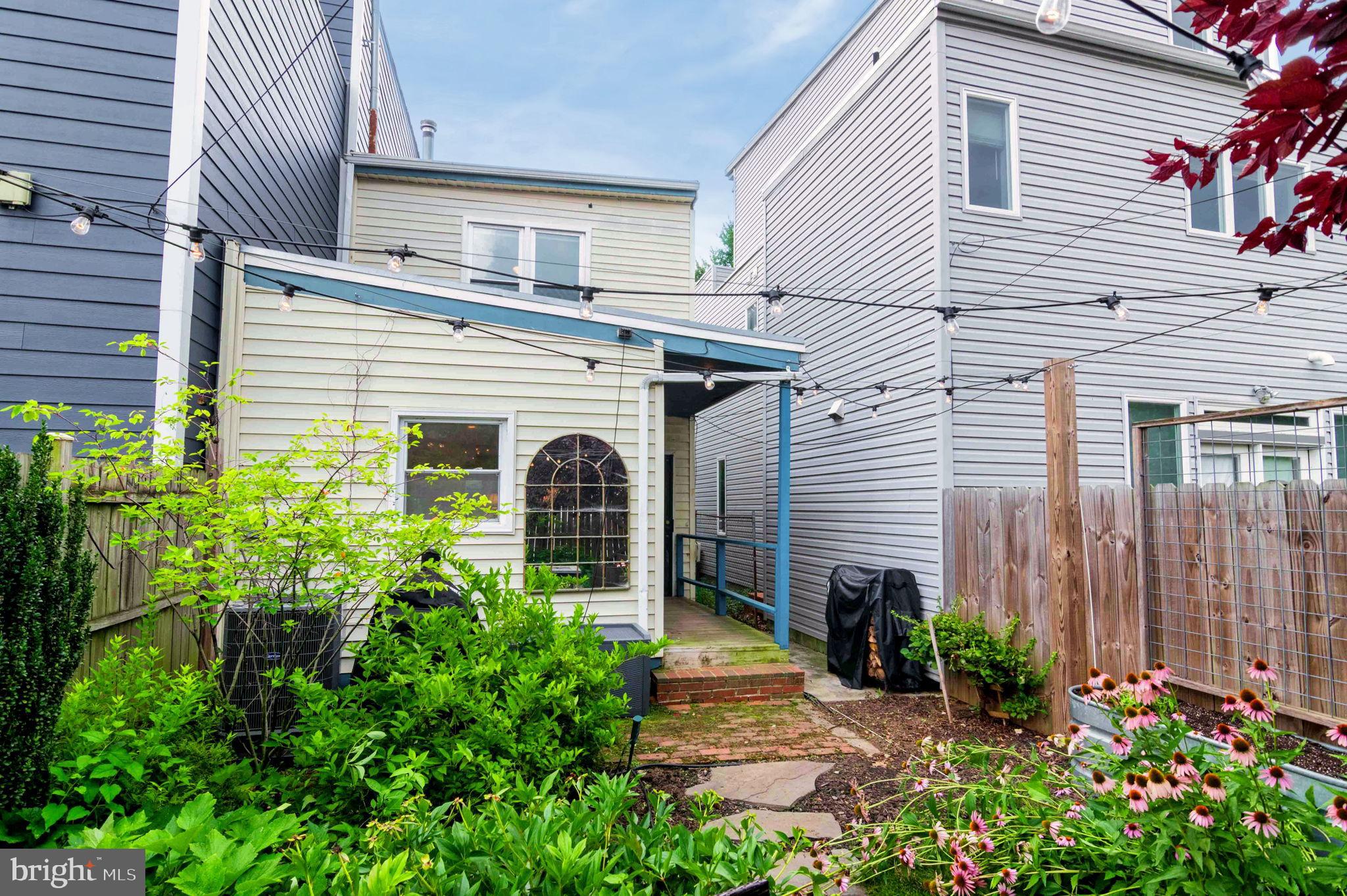 1526 GALES STREET NE