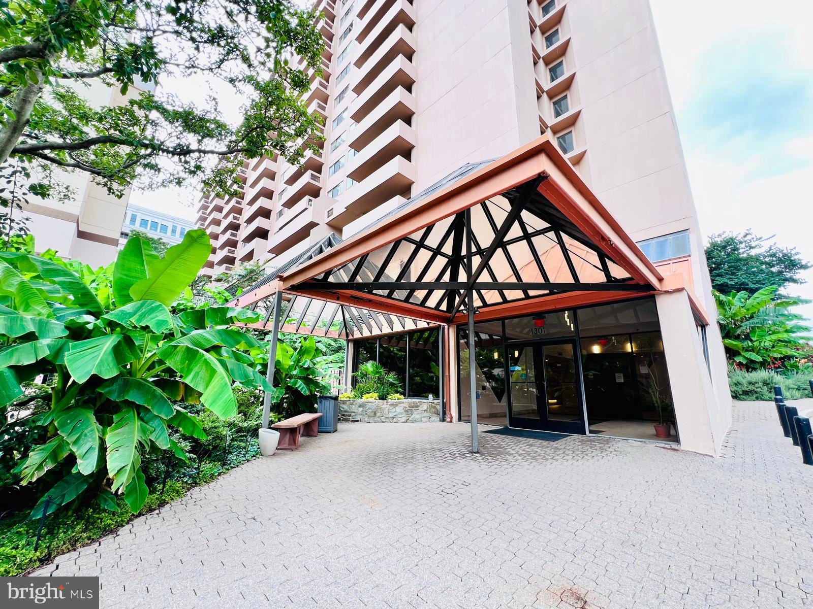 1301 N COURTHOUSE RD #1107