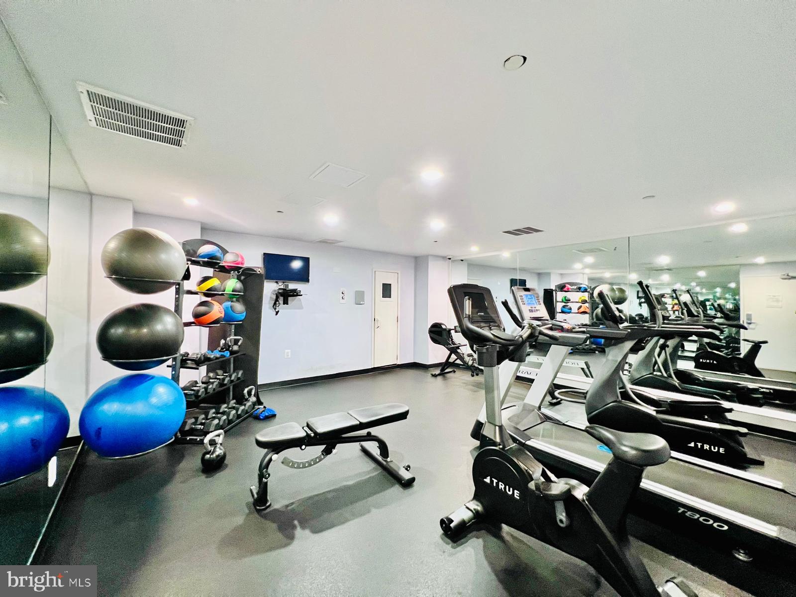 1301 N COURTHOUSE RD #1107