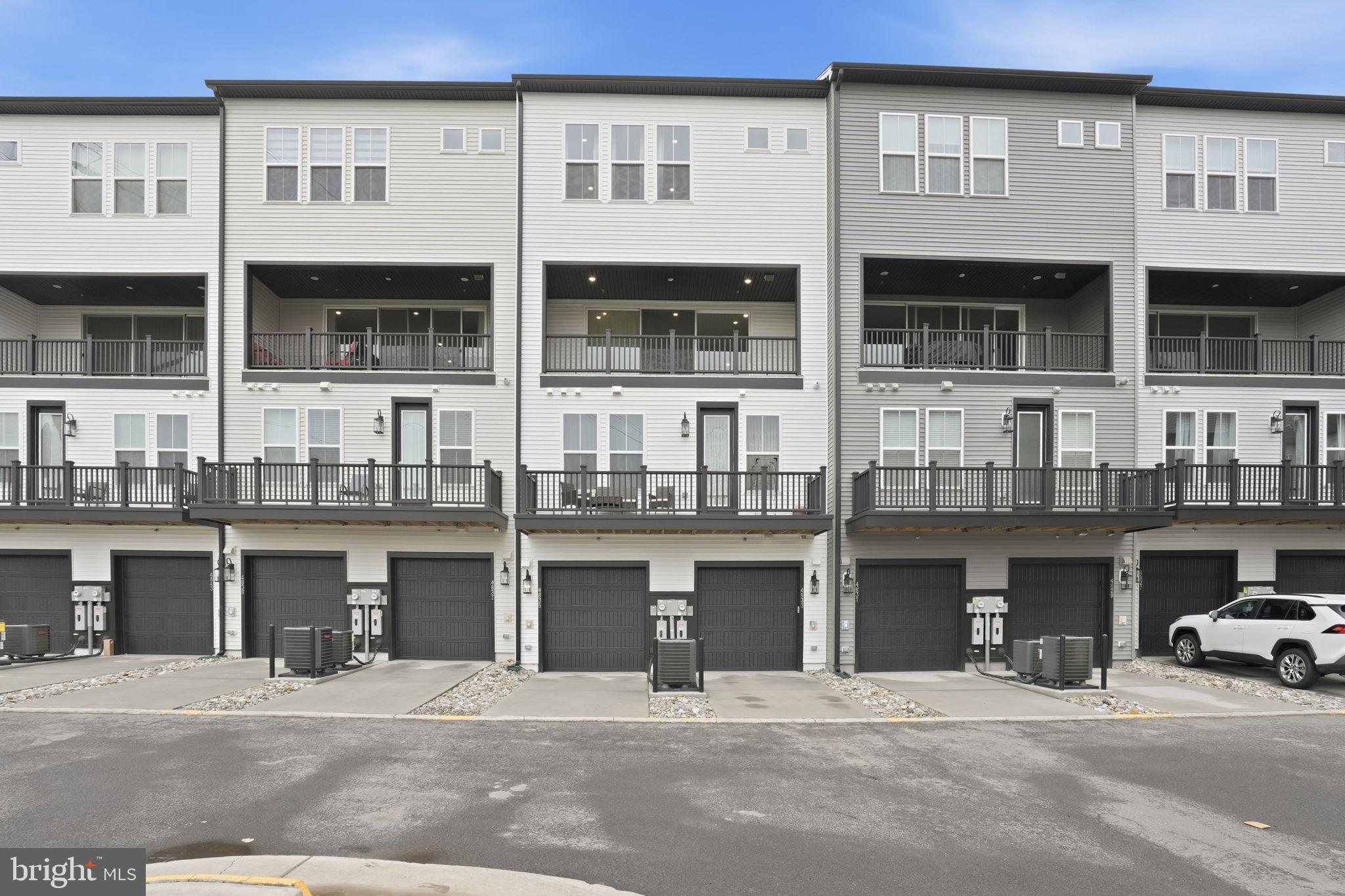 4835 BAUHAUS SQUARE 104