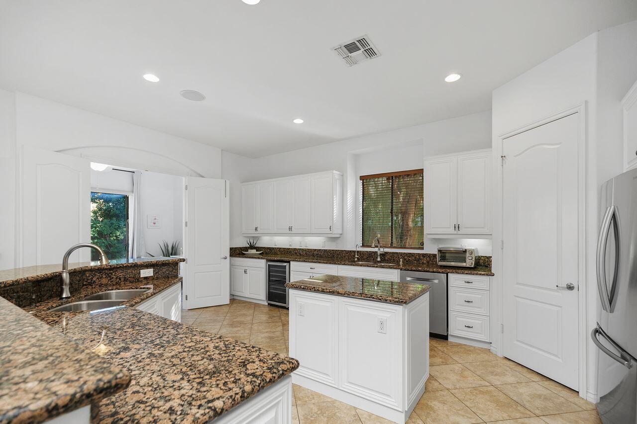 51200 Calle Paloma