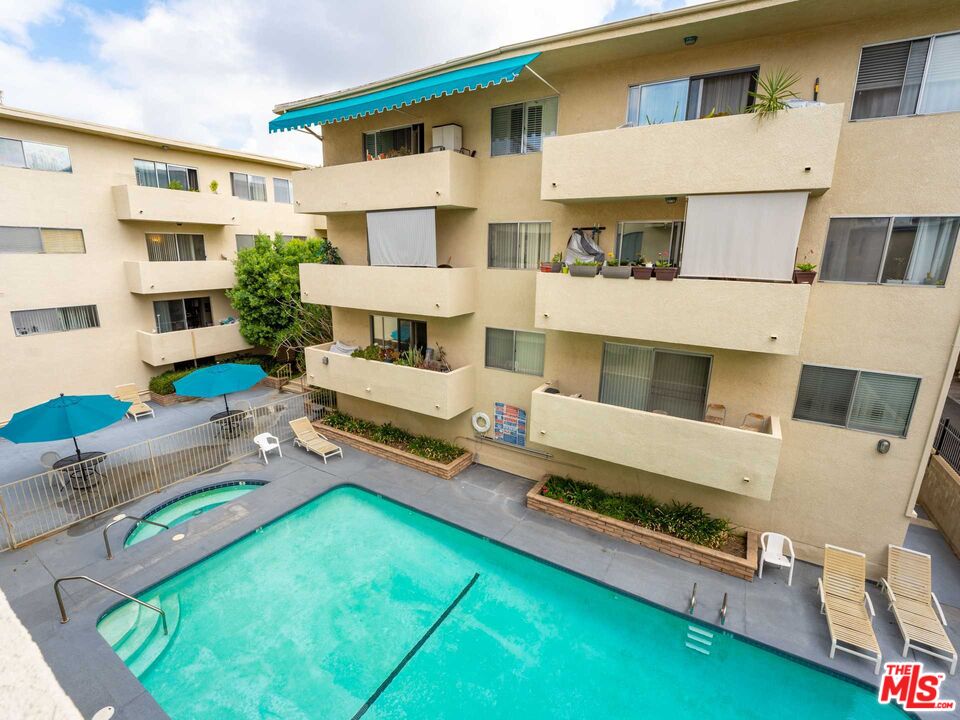 5400 Lindley Ave Unit: 221