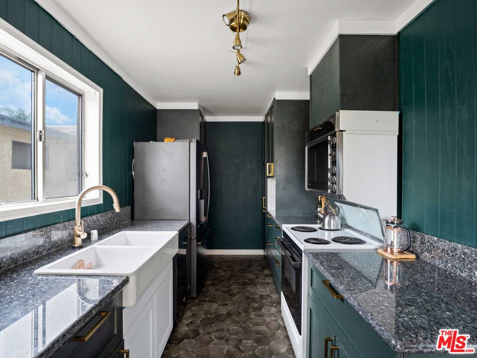 5400 Lindley Ave Unit: 221