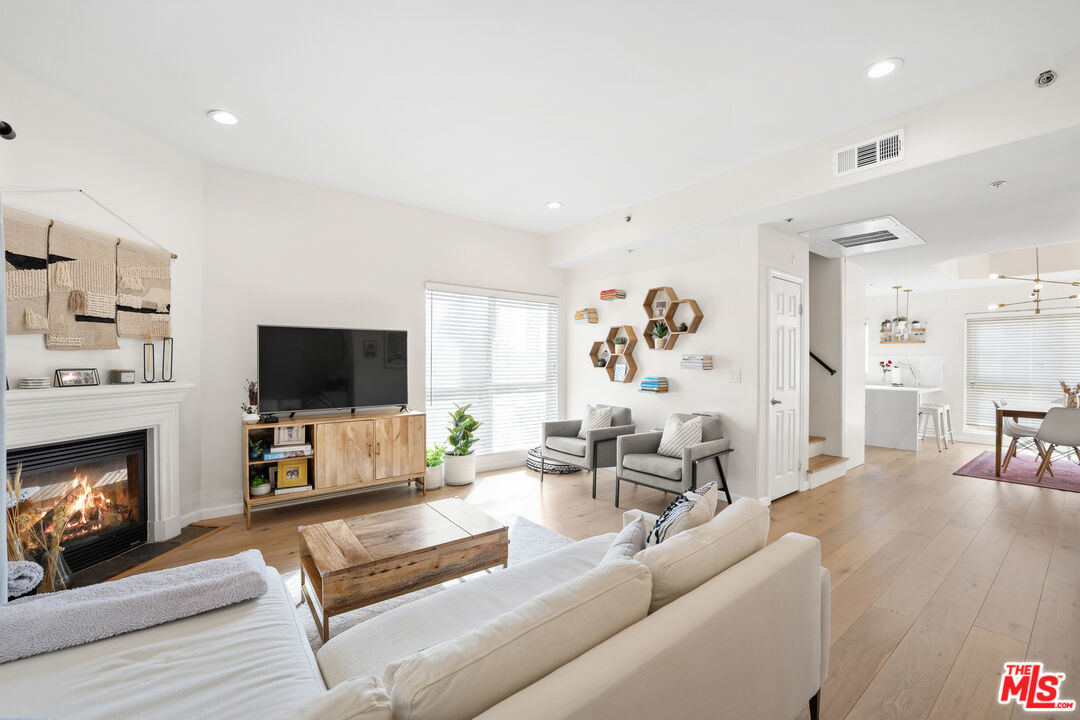 5521 Kester Ave Unit: 1
