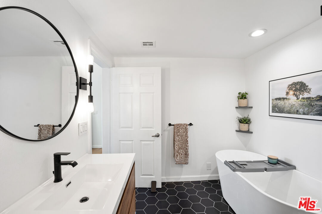 5521 Kester Ave Unit: 1