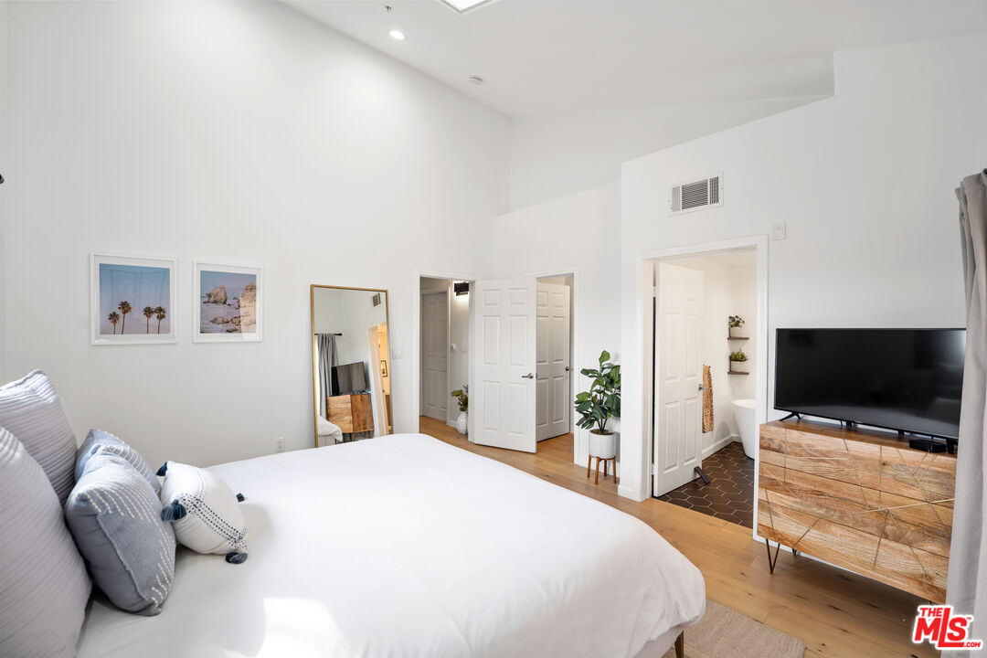 5521 Kester Ave Unit: 1