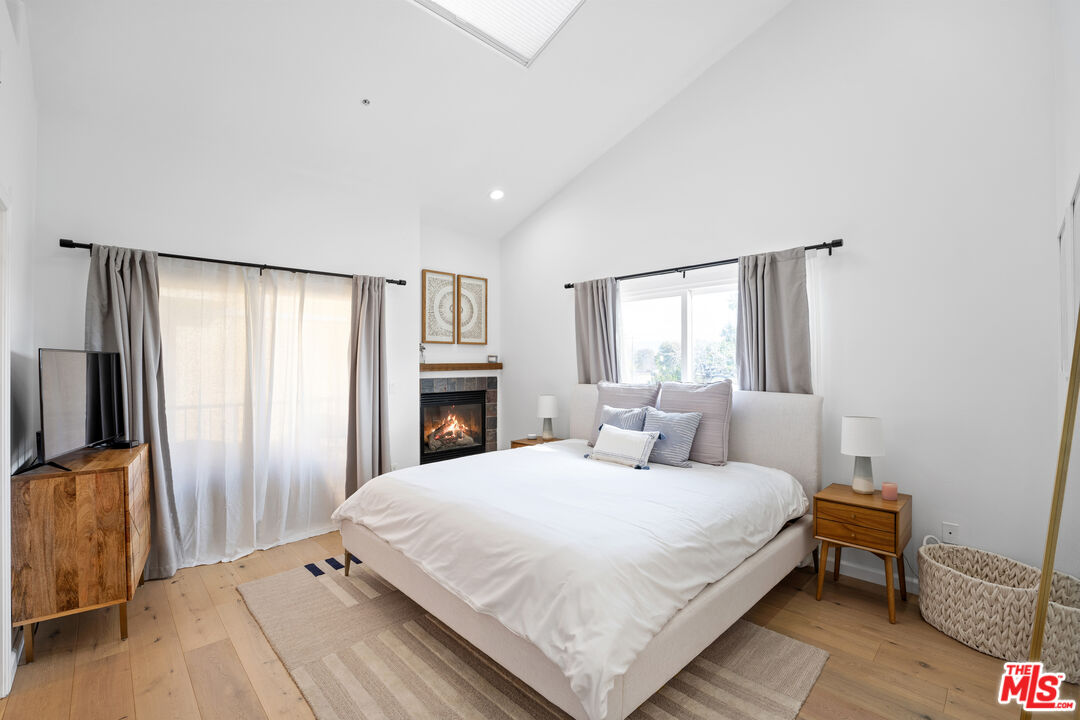 5521 Kester Ave Unit: 1
