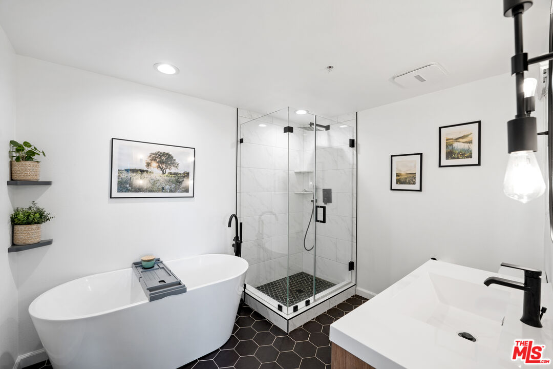 5521 Kester Ave Unit: 1