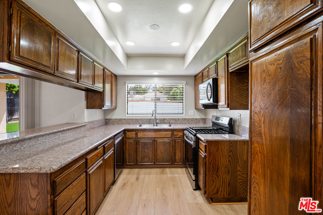 22106 Del Valle St