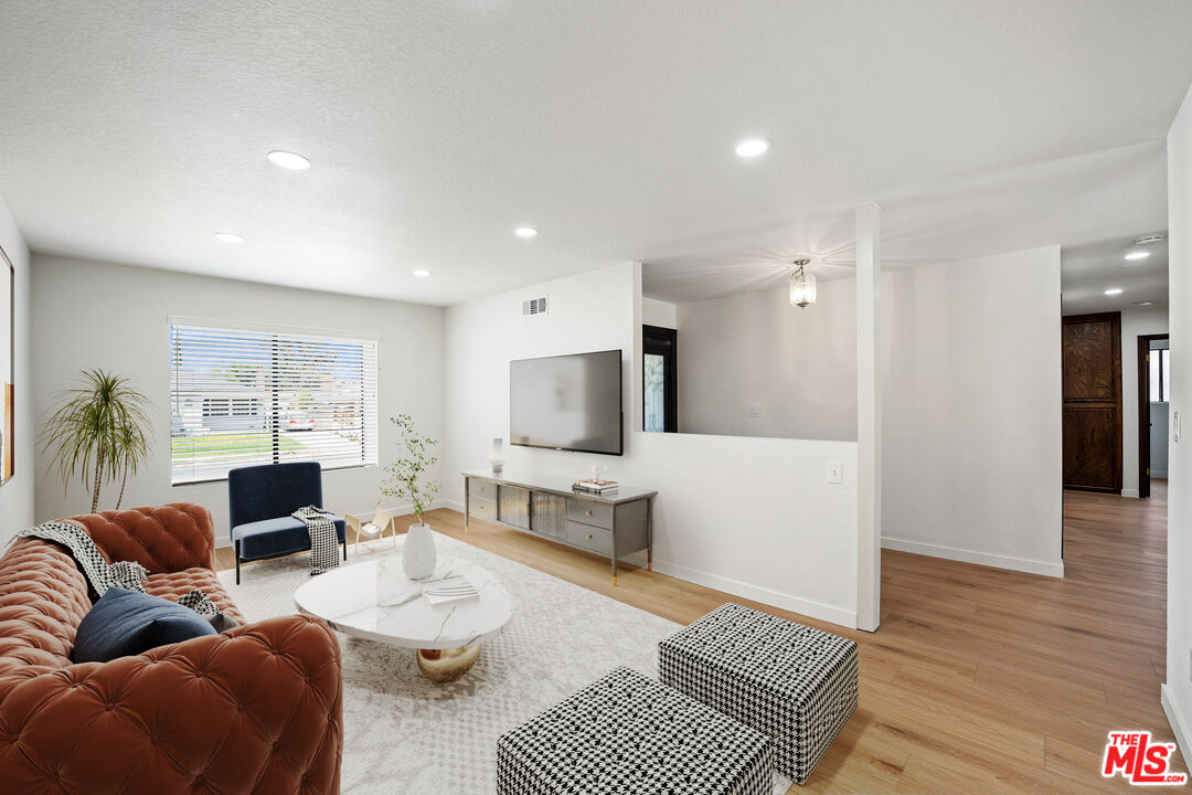 22106 Del Valle St
