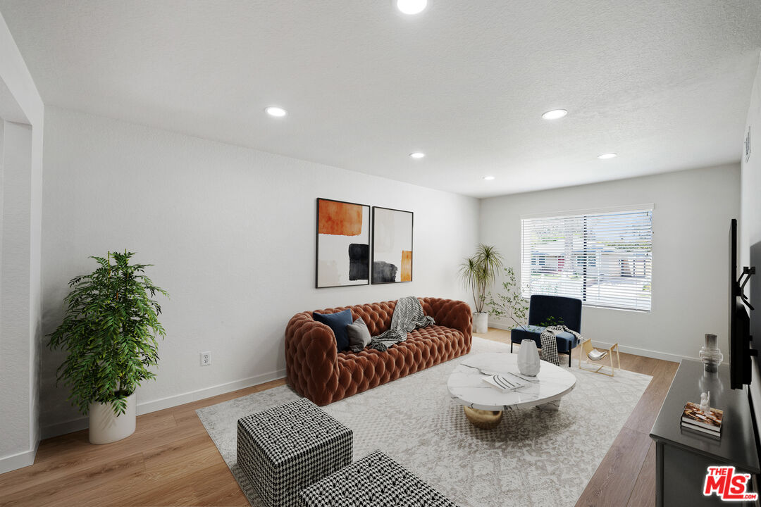 22106 Del Valle St