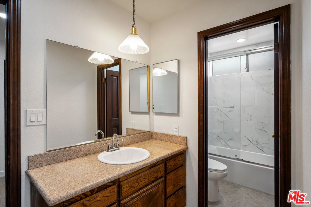22106 Del Valle St