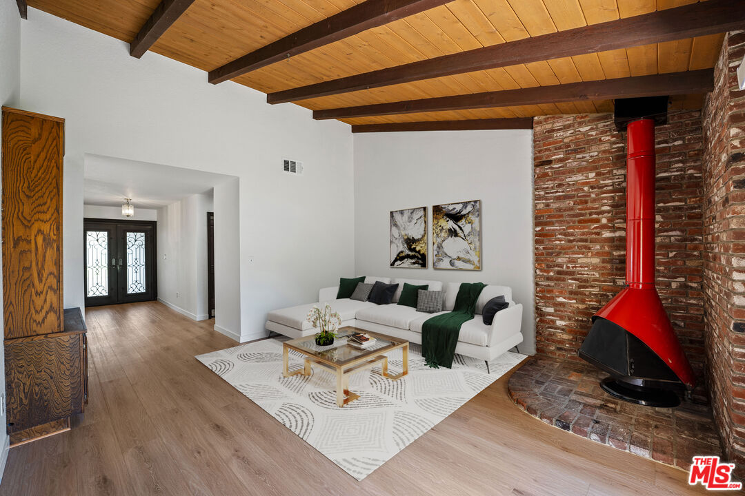 22106 Del Valle St