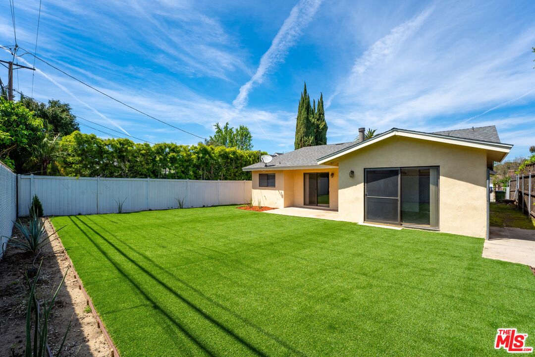 22106 Del Valle St