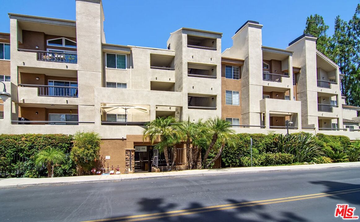 5545 Canoga Ave Unit: 203