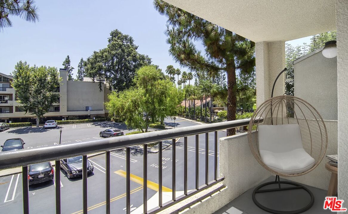 5545 Canoga Ave Unit: 203