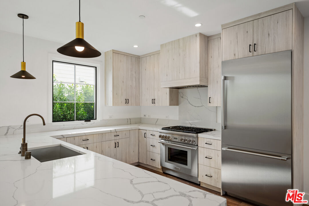 5328 Agnes Ave Unit: 1/2