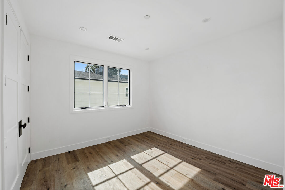 5328 Agnes Ave Unit: 1/2