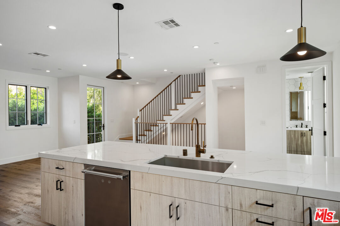 5328 Agnes Ave Unit: 1/2